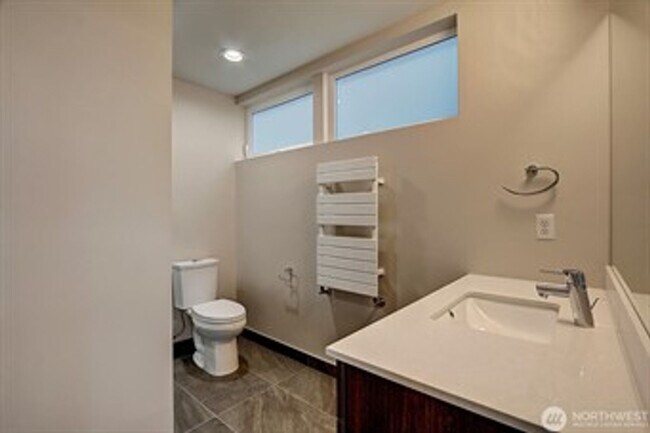 Building Photo - 3bd/2.5ba Seattle Townhome