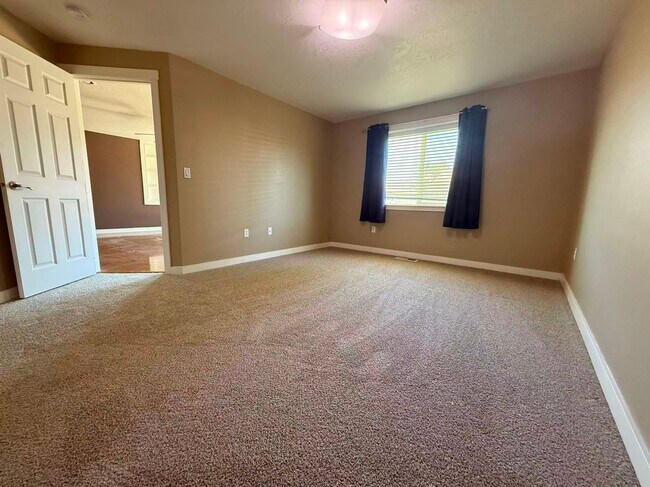 Building Photo - new carpet installed, 600sqft bonus room with large RV/Boat parking space