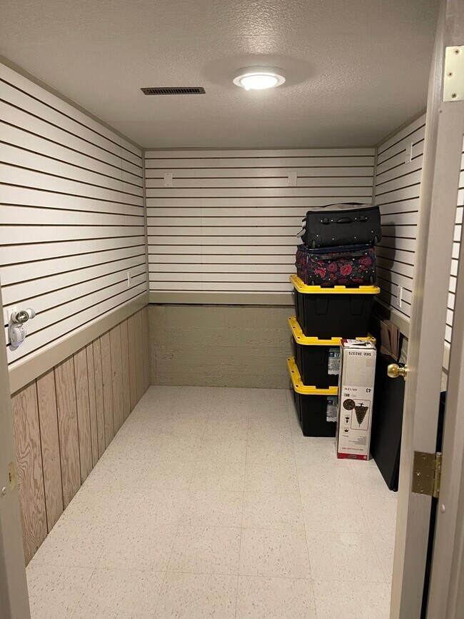 Shared storage - 5434 N Lotus Ave
