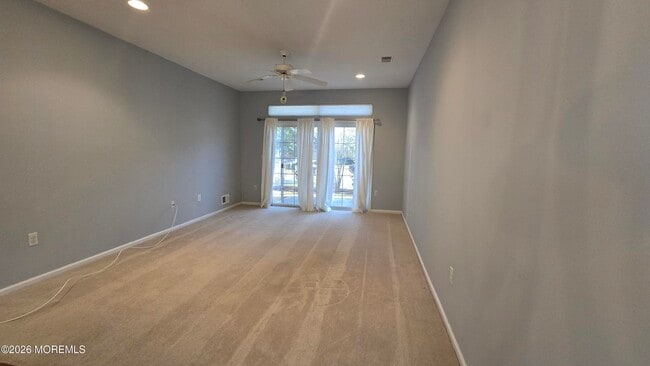 Building Photo - 16 Golden Willows Ave