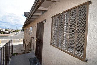 Building Photo - 2 Bedroom Apt- Downtown -  NO PETS