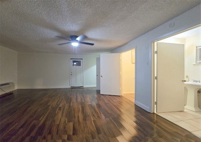 Building Photo - 648 Penguin Dr