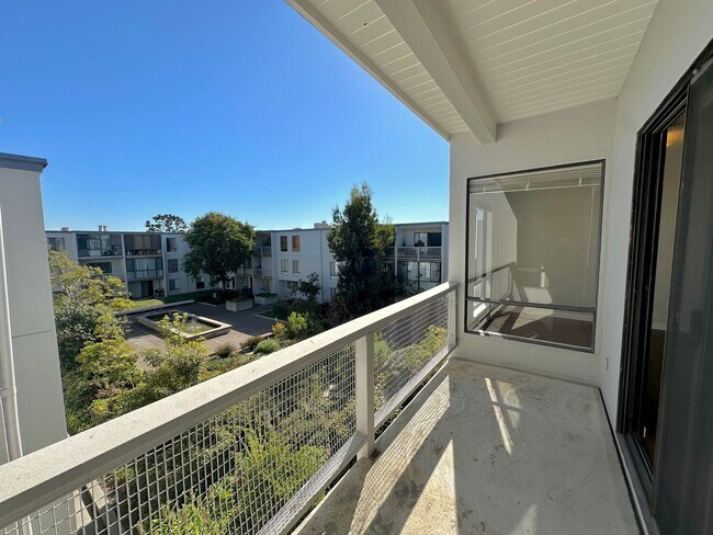Building Photo - $500 OFF FIRST MONTH RENT - 1 Bed 1 Bath Available in Watergate Complex of Emeryville!!!