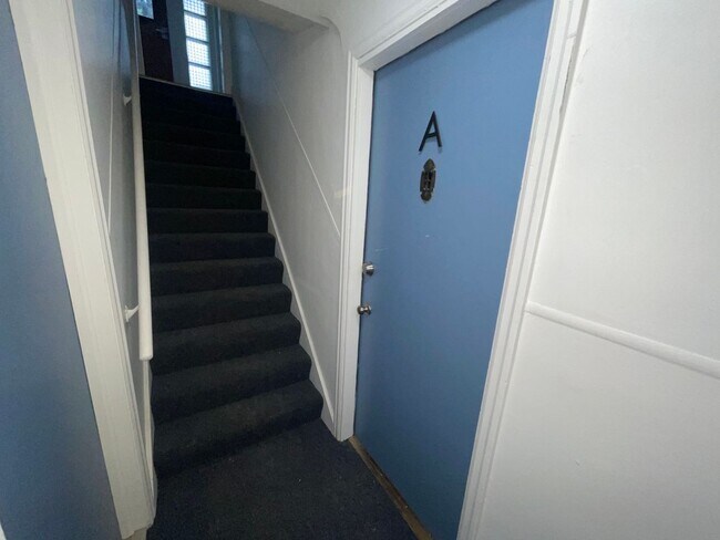 Building Photo - LOWER SOUTH HILL ONE BED NEAR HUCKLEBERRY'...