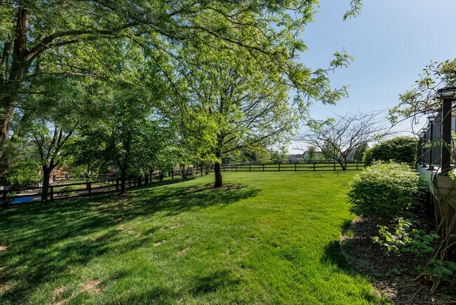 Building Photo - Short term rental available