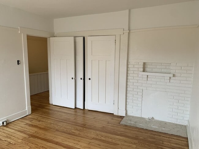 Building Photo - Great Morningside Row House with Front Porch!