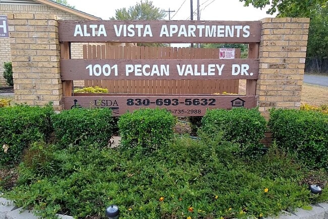 Building Photo - 1001 Pecan Valley Dr