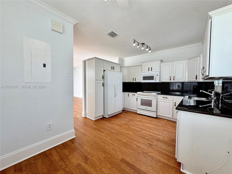 Building Photo - 1135 Cliffrose St