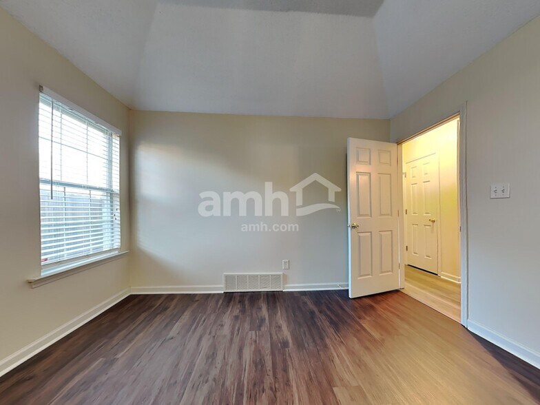 Building Photo - 10188 Kay Oak Cove