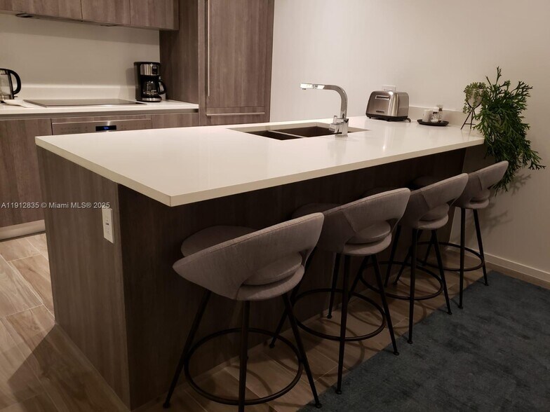 Building Photo - 801 S Miami Ave