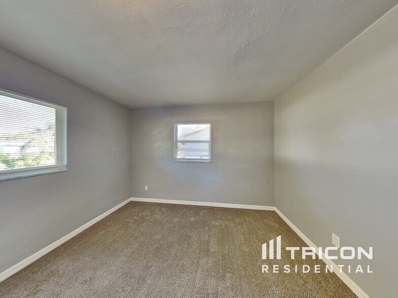 Building Photo - 2529 Brentwood Dr
