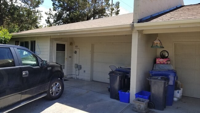 Building Photo - VIDEOTOUR: 2-Bedroom with Garage, close to...