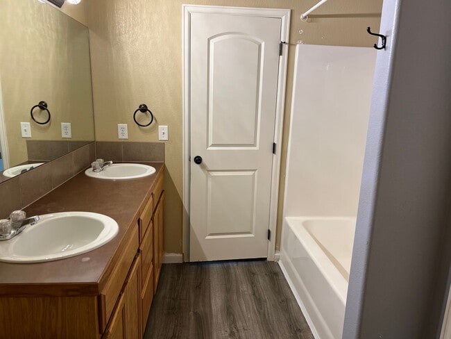 Building Photo - 501 Desmet Dr