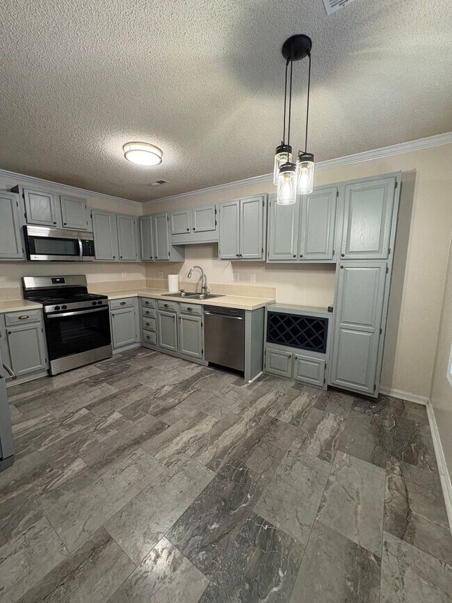 Building Photo - 650 Rock Garden Cir