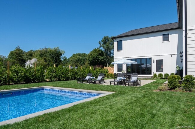 Building Photo - 70 Arshamomaque Ave