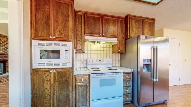 Building Photo - Well Maintain West Side Single Story 3 bedroom 2 bathroom home with 2 car garage