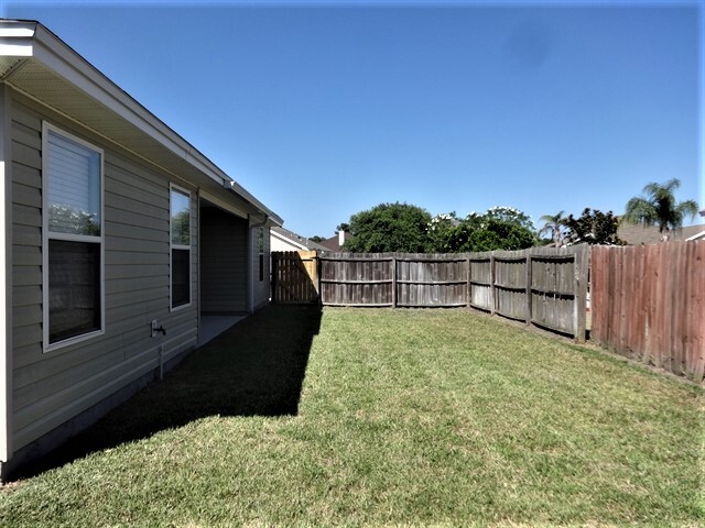 Building Photo - 11062 Gullwing Ct