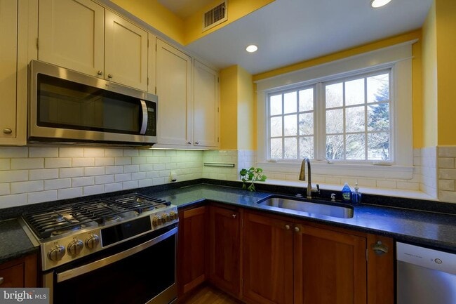 Building Photo - 5717 Chevy Chase Pkwy NW