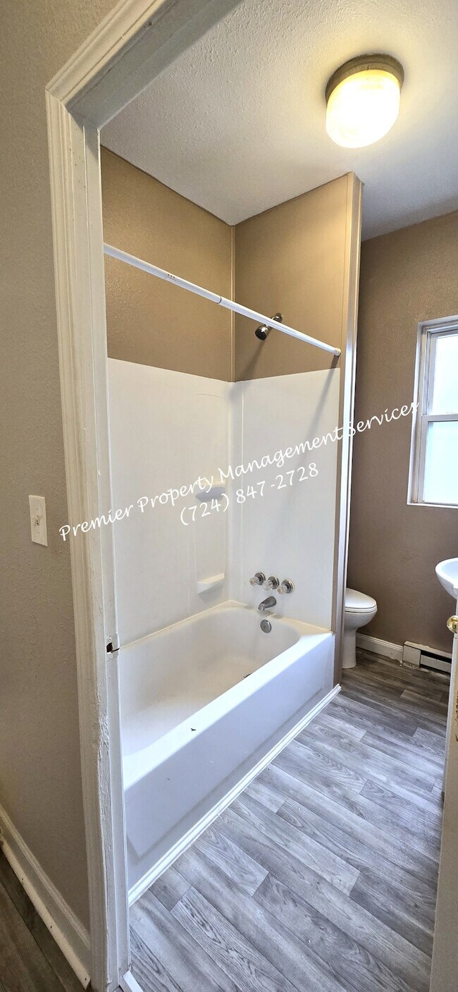 Building Photo - 465 E Washington St