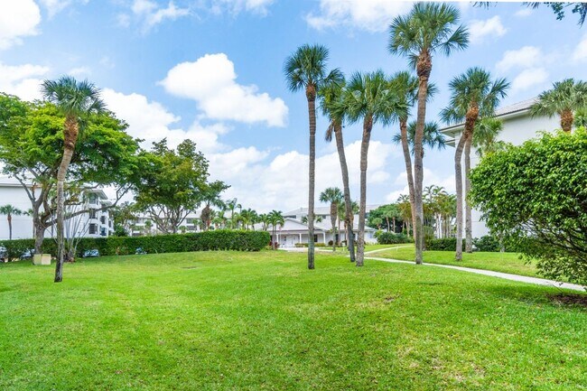 Building Photo - Spacious 2BR/2BA Condo at Whitehall - West Palm Beach