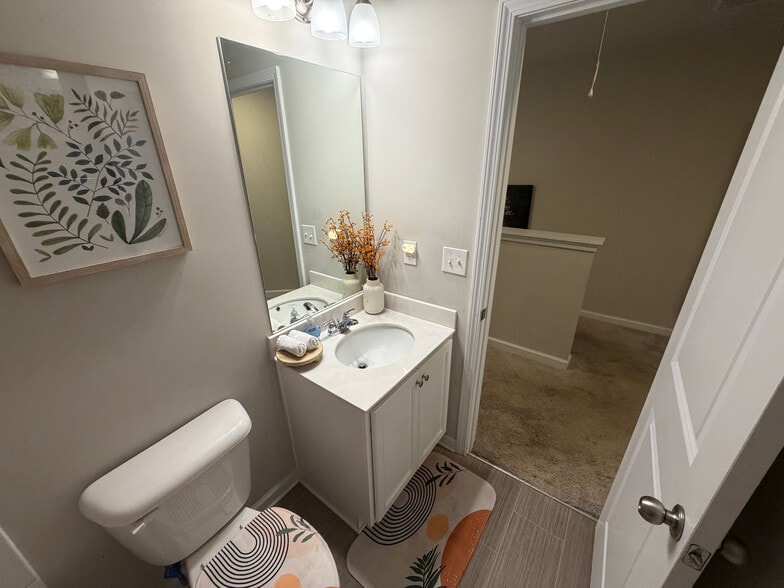 Building Photo - Room in Townhome on Lakeview Crk