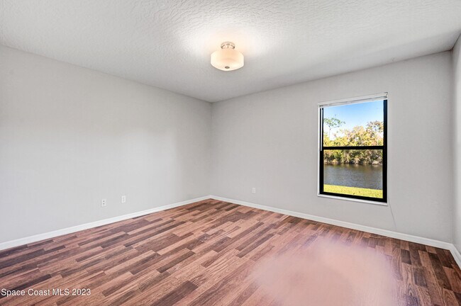 Building Photo - 3643 Bluefield Ave