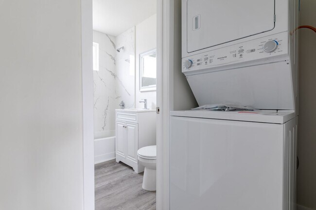 Building Photo - Newly Renovated 1 and 2 Bedroom apartments