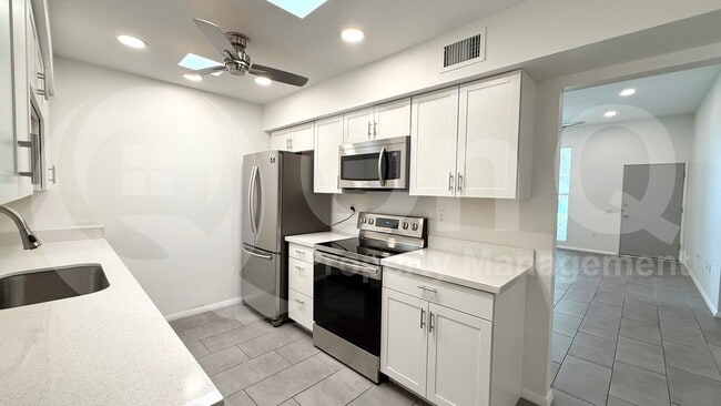 Building Photo - 13211 N Cedar Dr