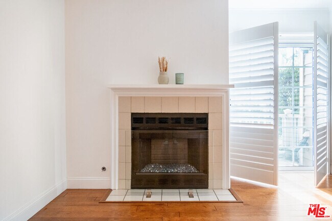 Building Photo - 6638 Clybourn Ave
