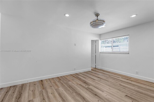 Building Photo - 921 SE 13th Ct