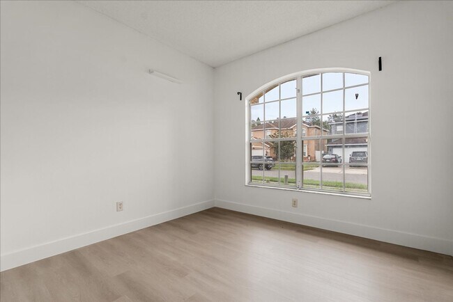 Building Photo - Stunning 4-Bedroom Lakefront Pool Home in Bridgeview at Meadow Woods