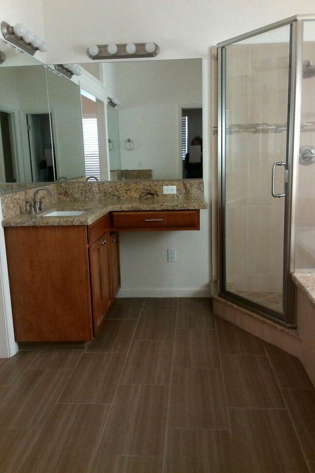 Building Photo - Beautiful Northeast 4 Bedroom 2.5 Bath home