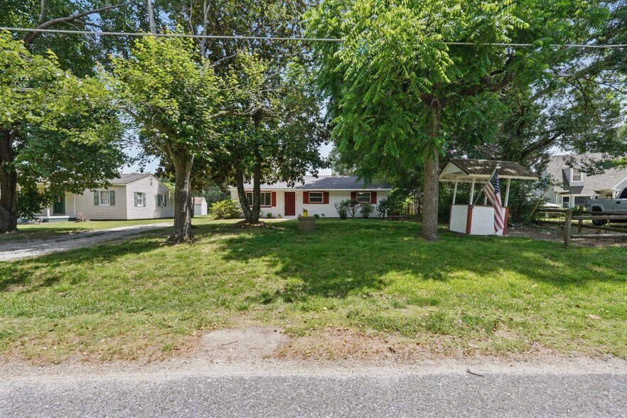 Building Photo - 3127 N Riverside Dr