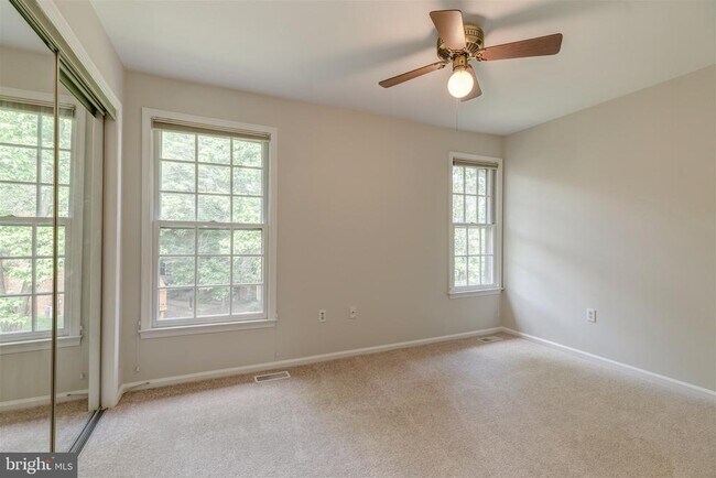 Building Photo - 2440 S Walter Reed Dr