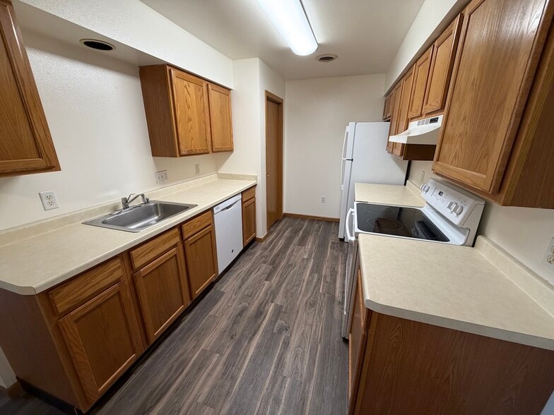 Kitchen w/dishwasher - 517 Trail Side Dr