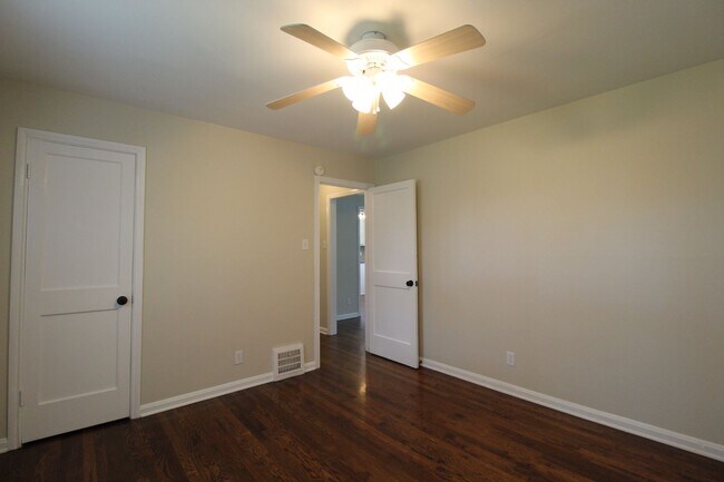 Building Photo - August FREE On This 2 Bedroom 1 Bath Home in Roeland Park