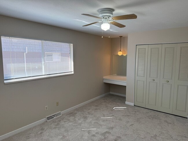 Building Photo - Spacious 2-bed, 1.5-bath Townhouse-Delivers Comfort & Convenience