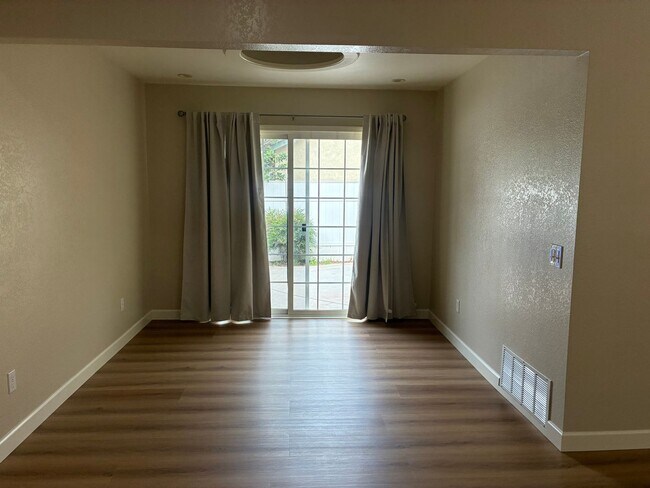 Building Photo - 3 Bedrooms with big backyard
