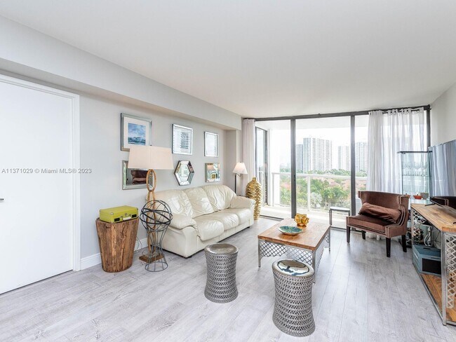 Building Photo - 3701 N Country Club Dr