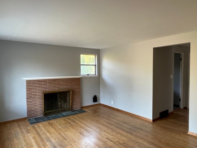 Building Photo - Classic 4 Bed Brick Home in Ravenna