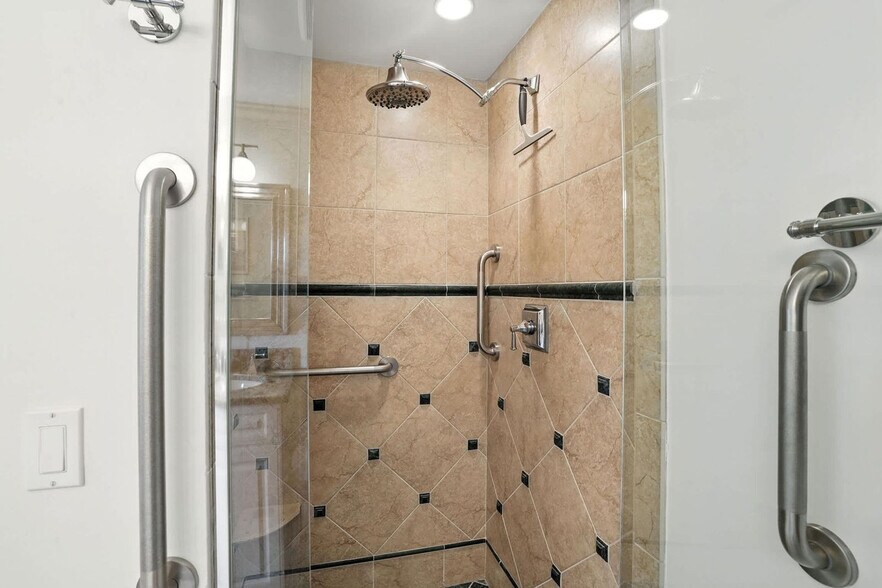 Building Photo - 636 Broad Ave S