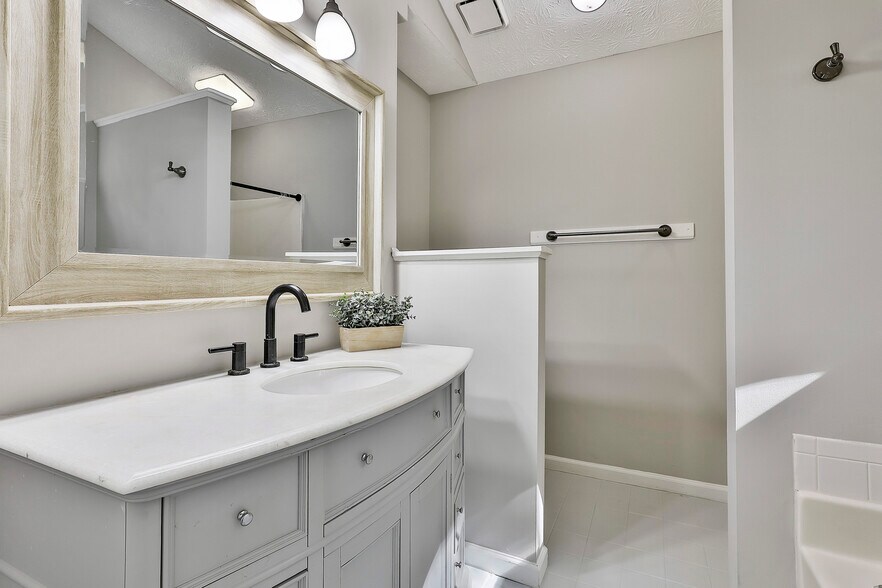 Building Photo - 37 Seven Pines Cir