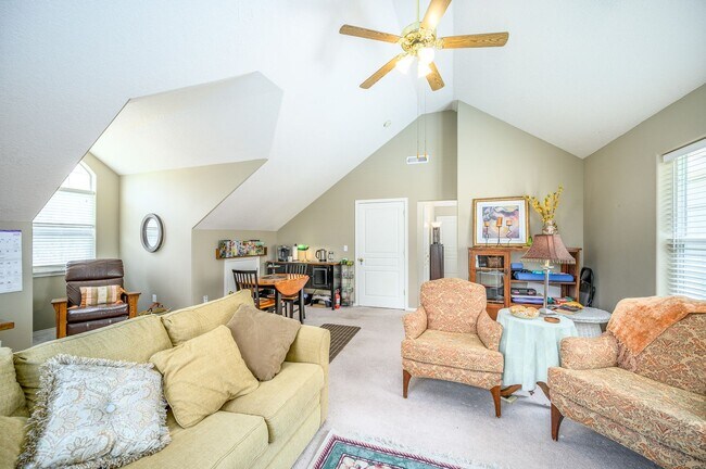 Building Photo - Large 3 Bed, 2.5 Bath Home in McMinnville-...
