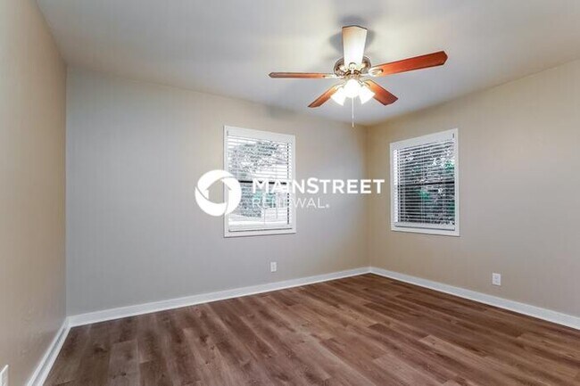 Building Photo - 3 Bedroom Pet-Friendly Home in Fort Myers, FL with Main Street Renewal