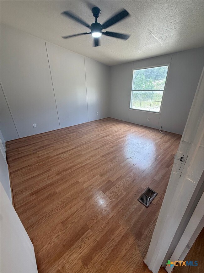 Building Photo - 156 Sonnyland Dr