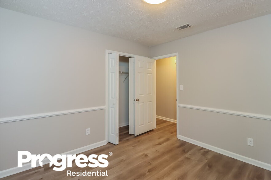 Building Photo - 220 Chesterfield Ct