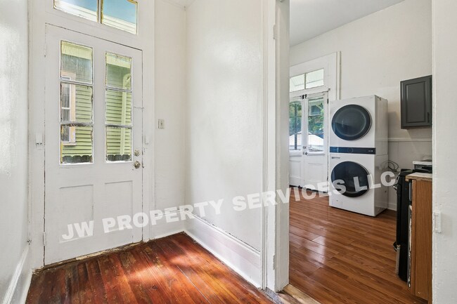 Building Photo - 2332 Ursulines Ave