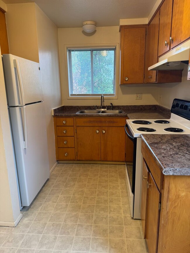 Building Photo - 2-Bedroom, 1-Bath Duplex In The Friendly S...