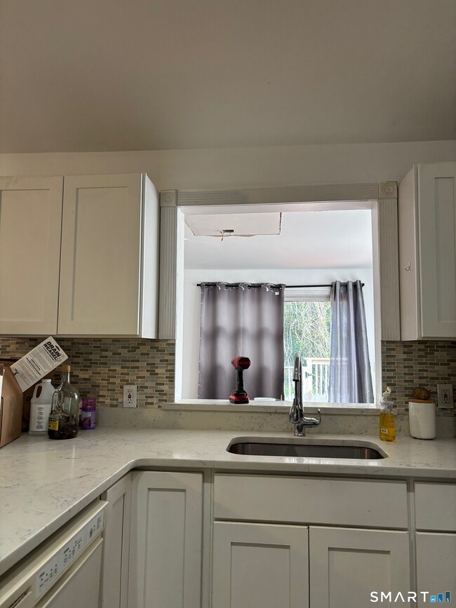 Building Photo - 151 Martone St