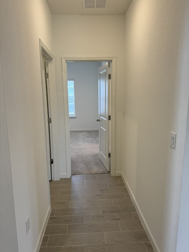 Building Photo - "Spacious 4-Bed Oasis with Granite Finishes & Guest Suite in Jacksonville!"